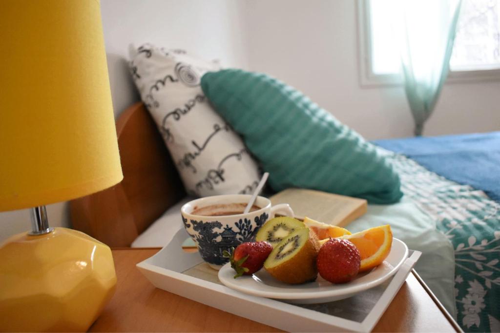 um prato de fruta e uma chávena de café numa mesa em Apartment Lavanda em Fažana