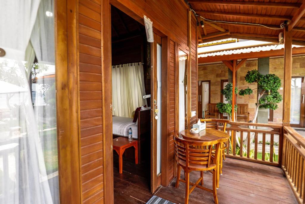 Uma varanda ou terraço em Swan Beach Inn