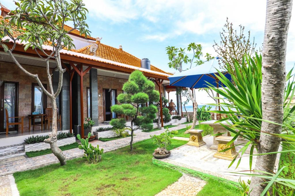 Um jardim no exterior de Swan Beach Inn