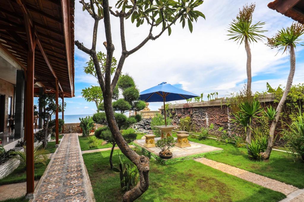 Um jardim no exterior de Swan Beach Inn