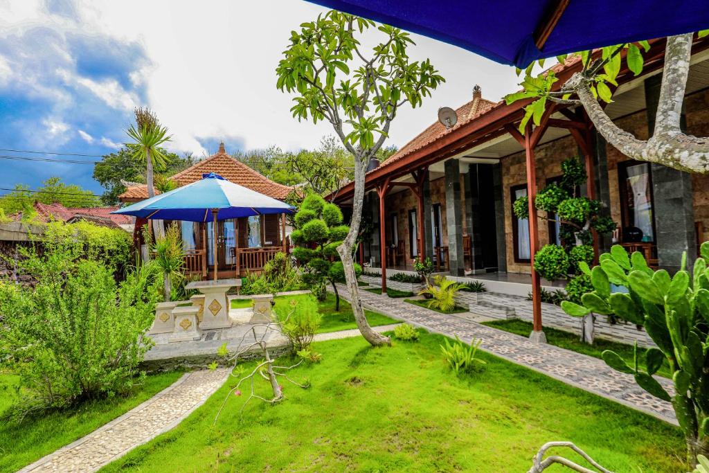 Um jardim no exterior de Swan Beach Inn