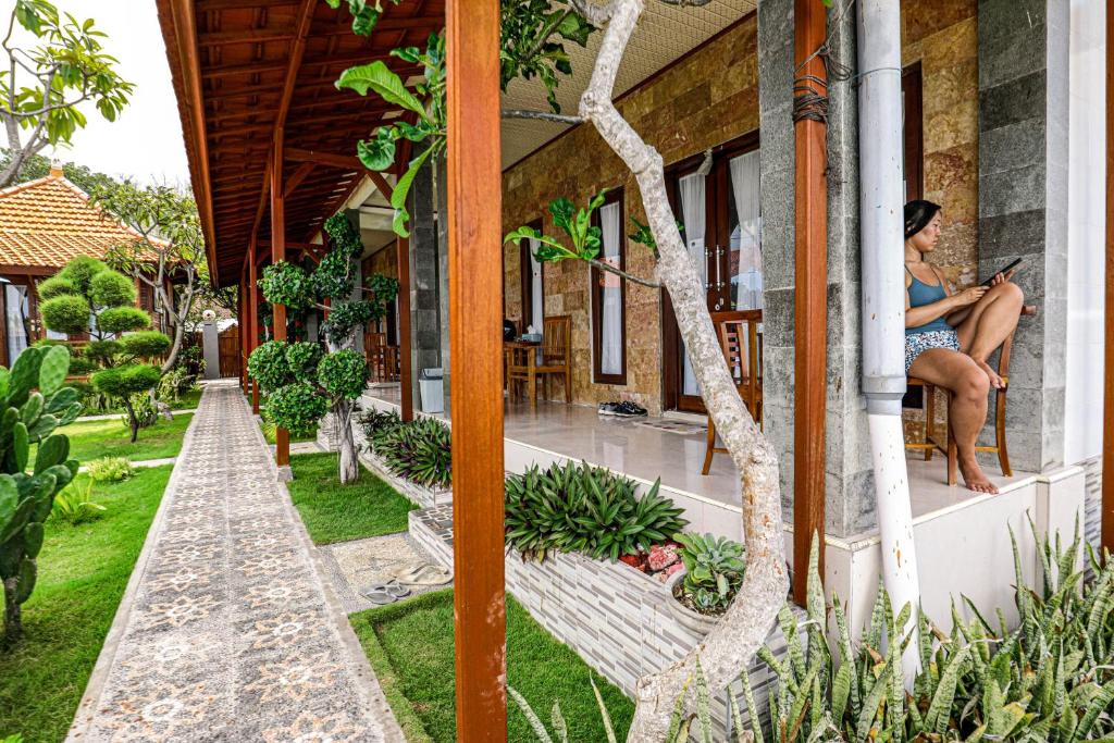 Um jardim no exterior de Swan Beach Inn