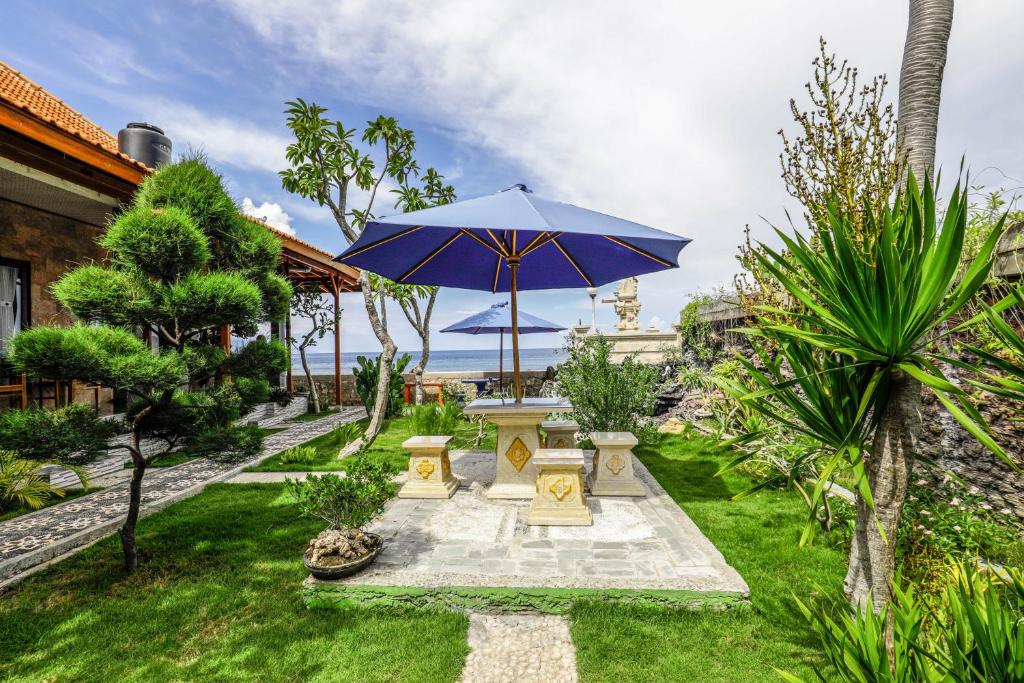 Um jardim no exterior de Swan Beach Inn