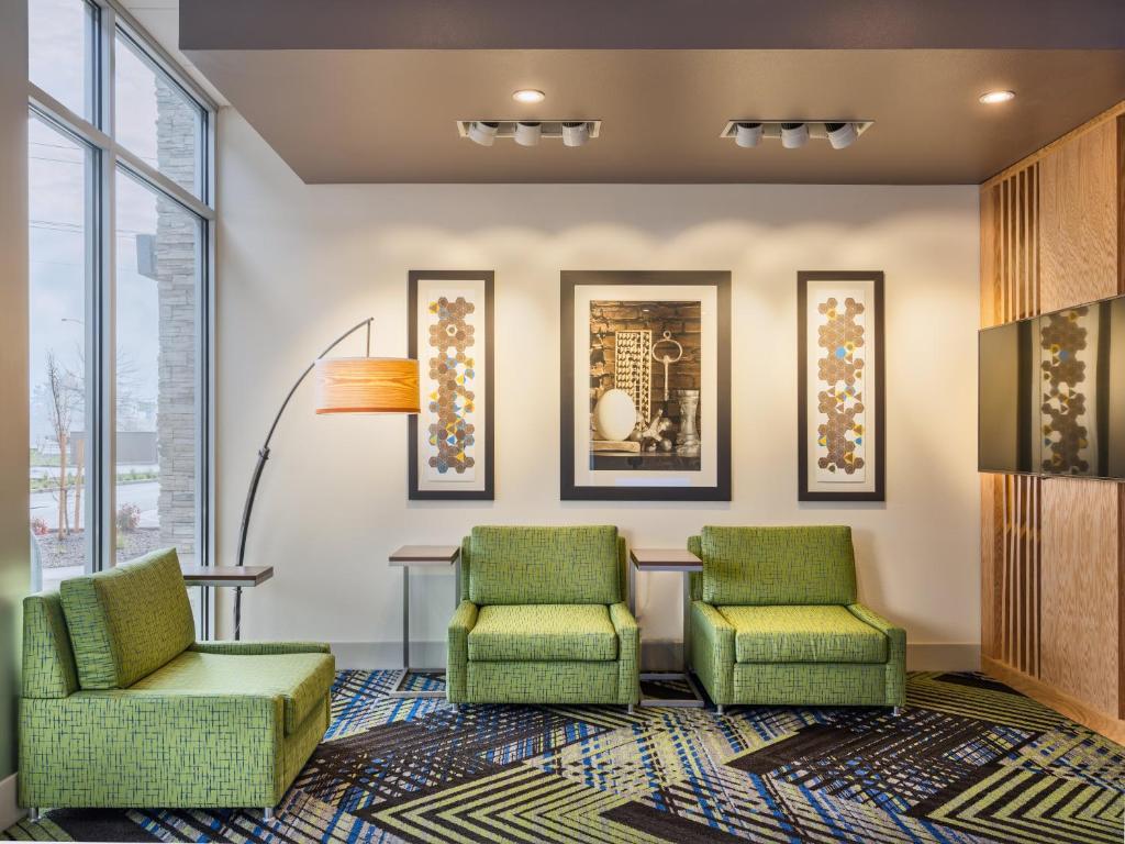 Posezení v ubytování Holiday Inn Express & Suites Salem North - Keizer by IHG