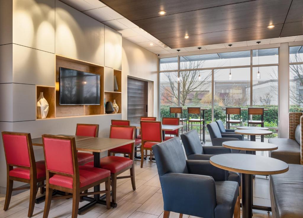 Posezení v ubytování Holiday Inn Express & Suites Salem North - Keizer by IHG