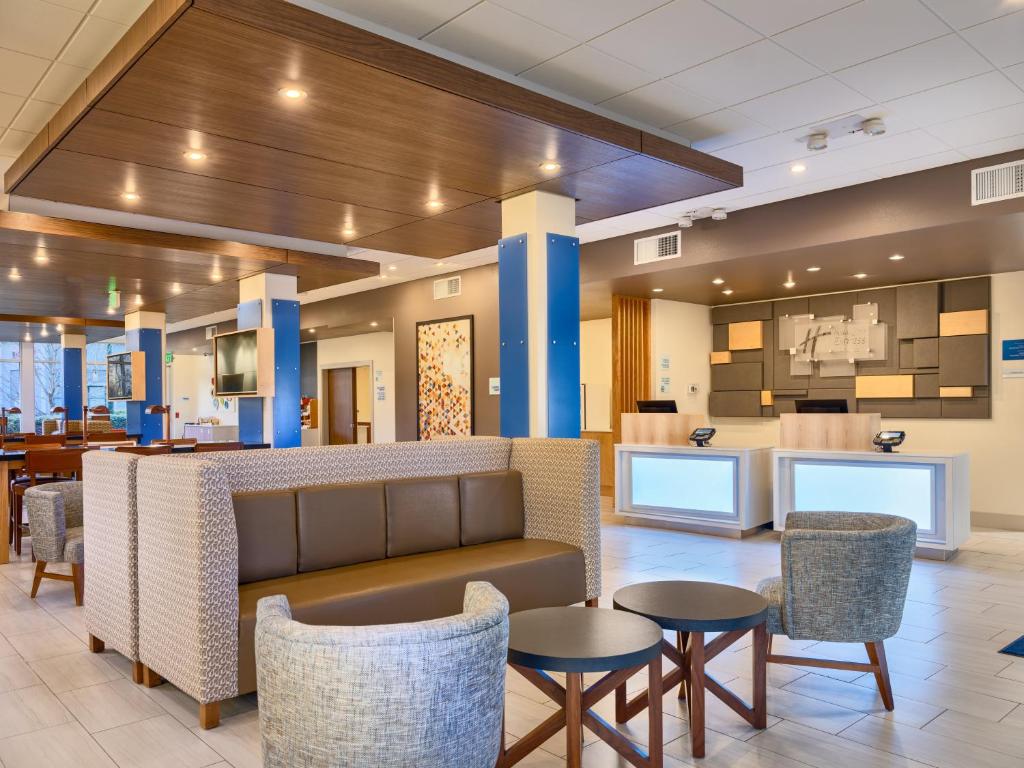 Posezení v ubytování Holiday Inn Express & Suites Salem North - Keizer by IHG