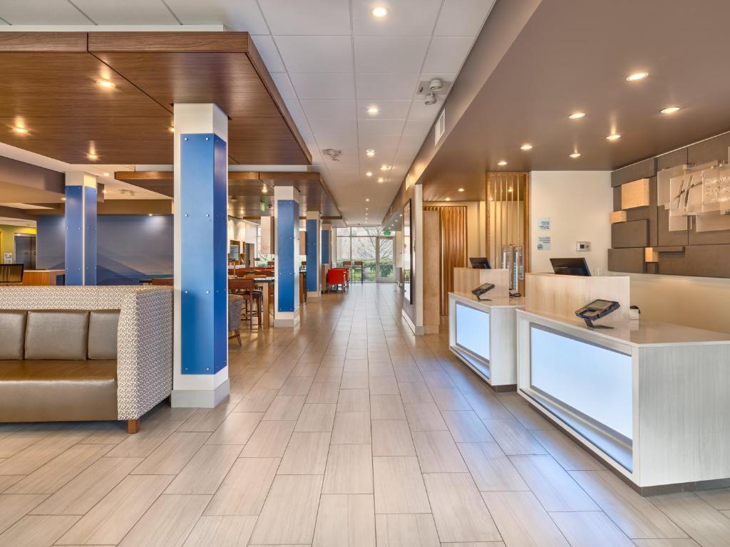 Posezení v ubytování Holiday Inn Express & Suites Salem North - Keizer by IHG