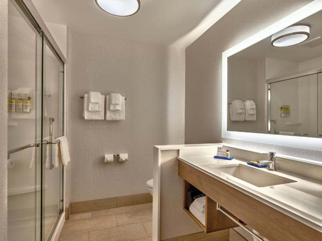 Koupelna v ubytování Holiday Inn Express & Suites Salem North - Keizer by IHG