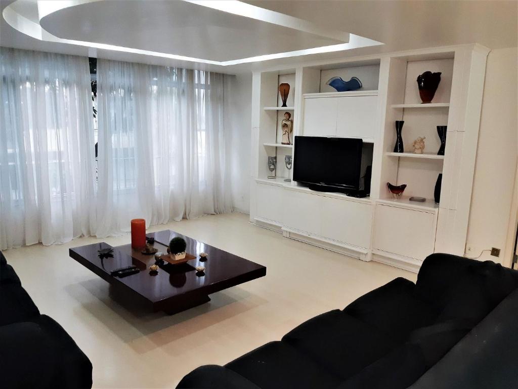  Apartamento para 6 pessoas a 1 quadra da praia deo Leblon
