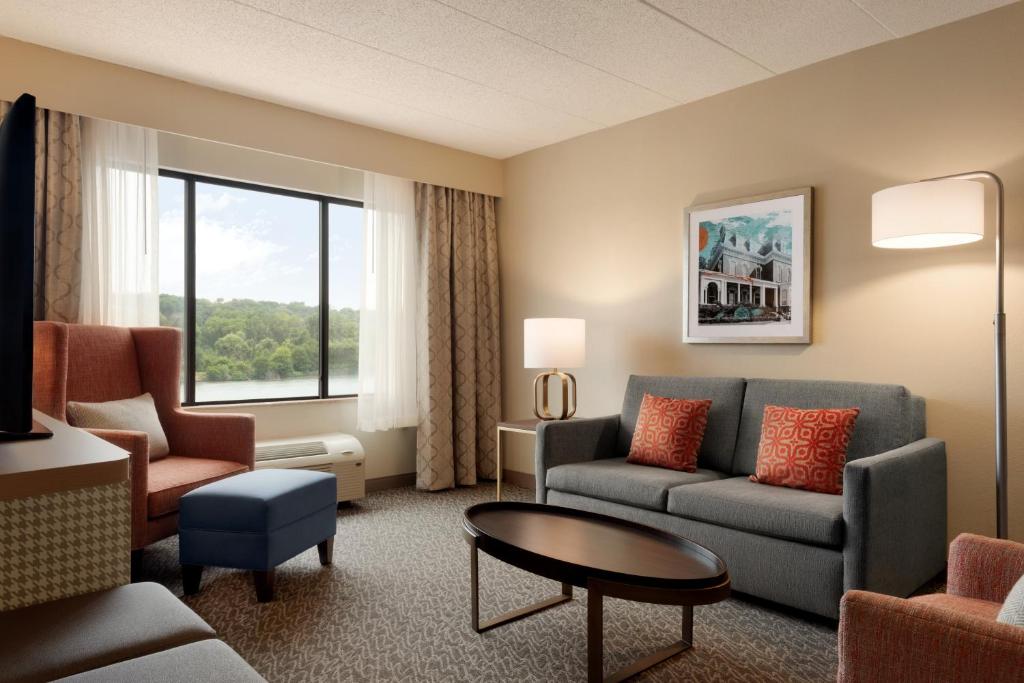 Ein Sitzbereich in der Unterkunft Holiday Inn Hotel &amp; Suites Council Bluffs by IHG