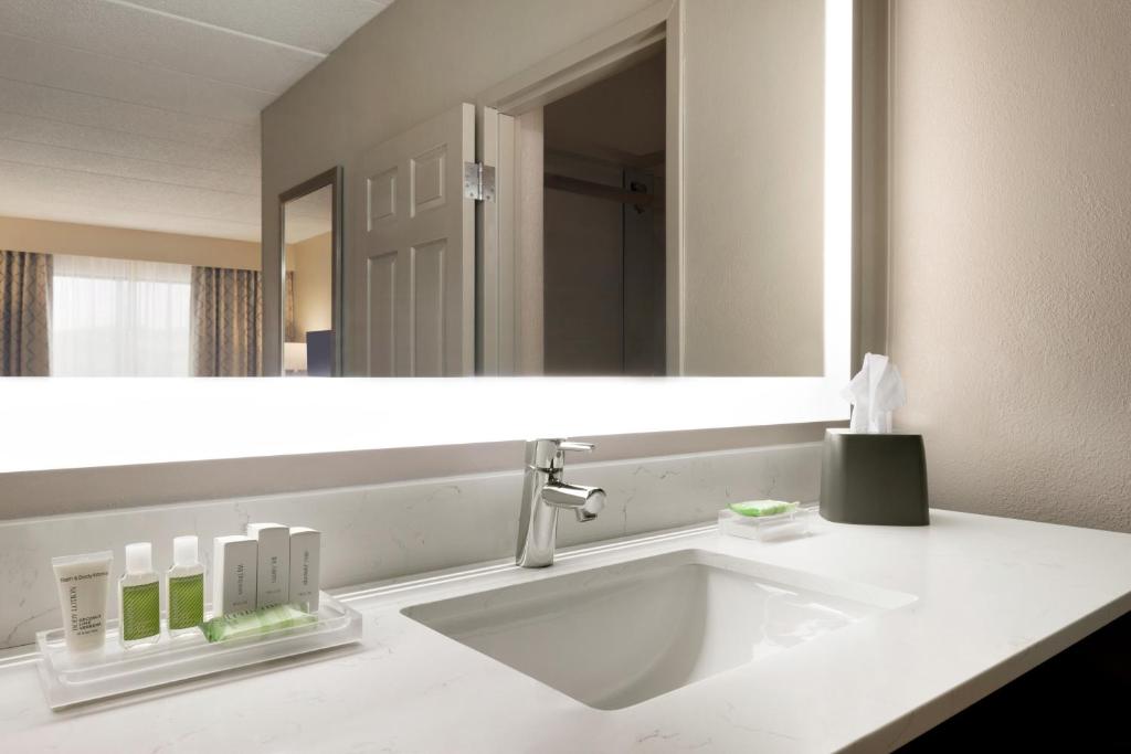 Ein Badezimmer in der Unterkunft Holiday Inn Hotel &amp; Suites Council Bluffs by IHG