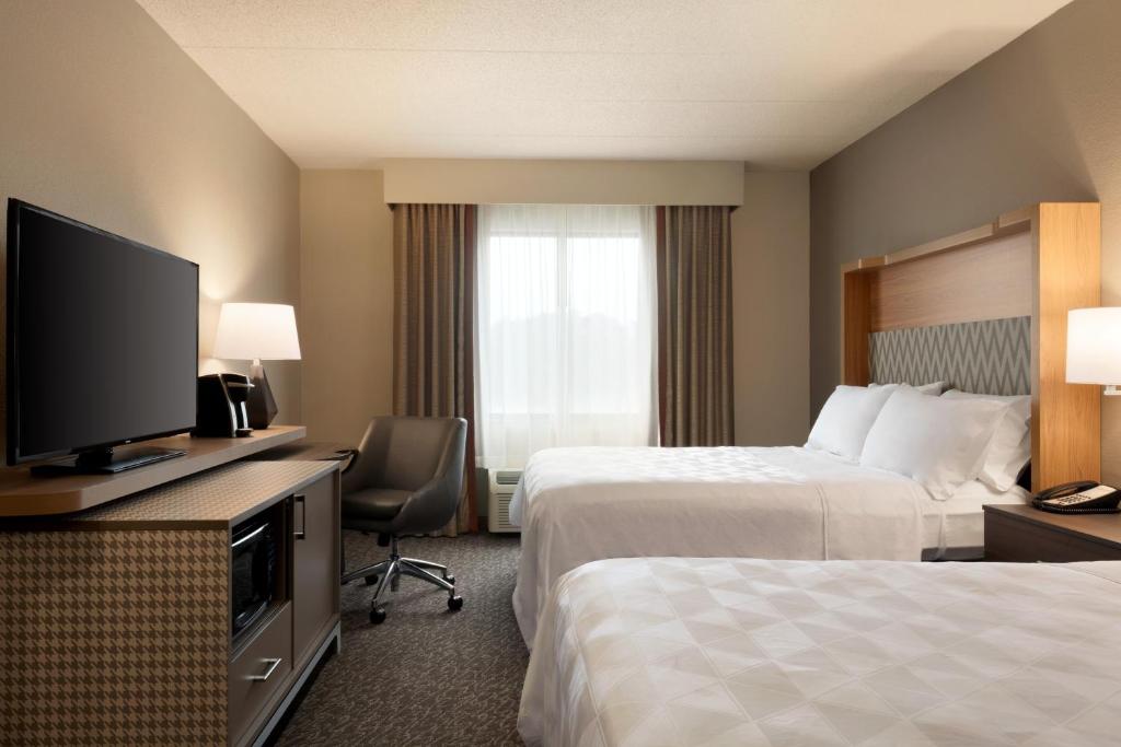 Ein Bett oder Betten in einem Zimmer der Unterkunft Holiday Inn Hotel &amp; Suites Council Bluffs by IHG