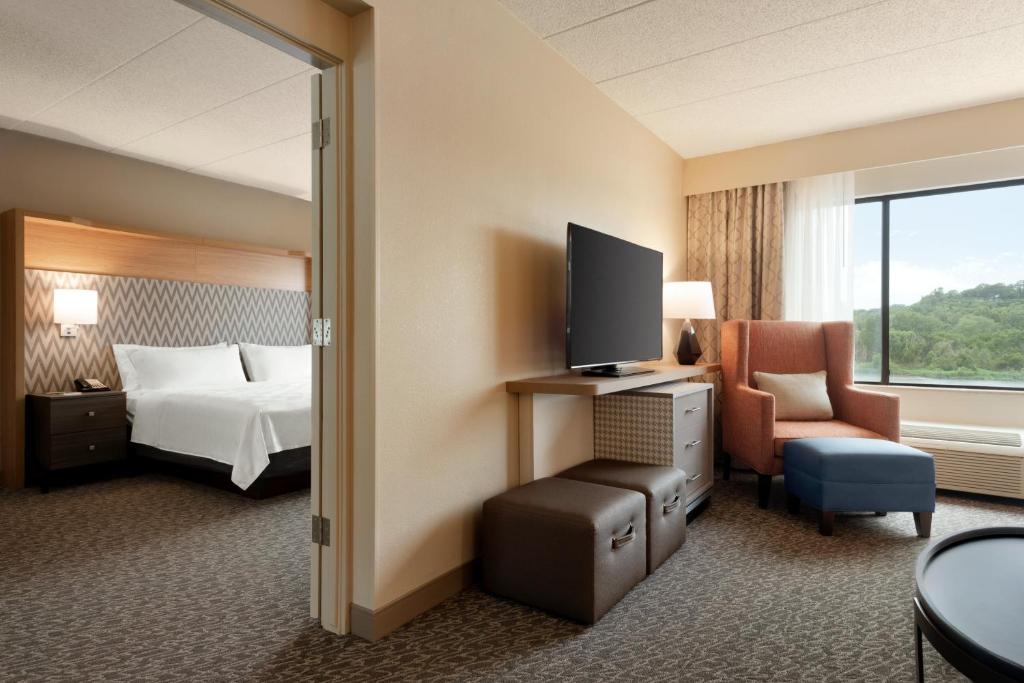 Ein Bett oder Betten in einem Zimmer der Unterkunft Holiday Inn Hotel &amp; Suites Council Bluffs by IHG