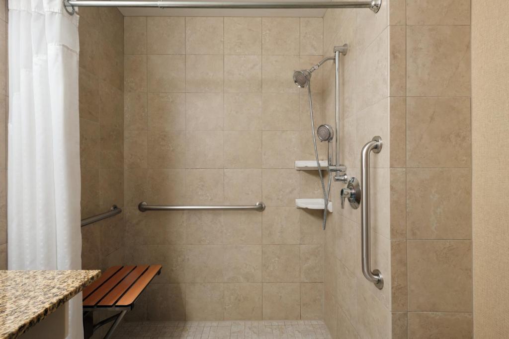 Ein Badezimmer in der Unterkunft Holiday Inn Hotel &amp; Suites Council Bluffs by IHG