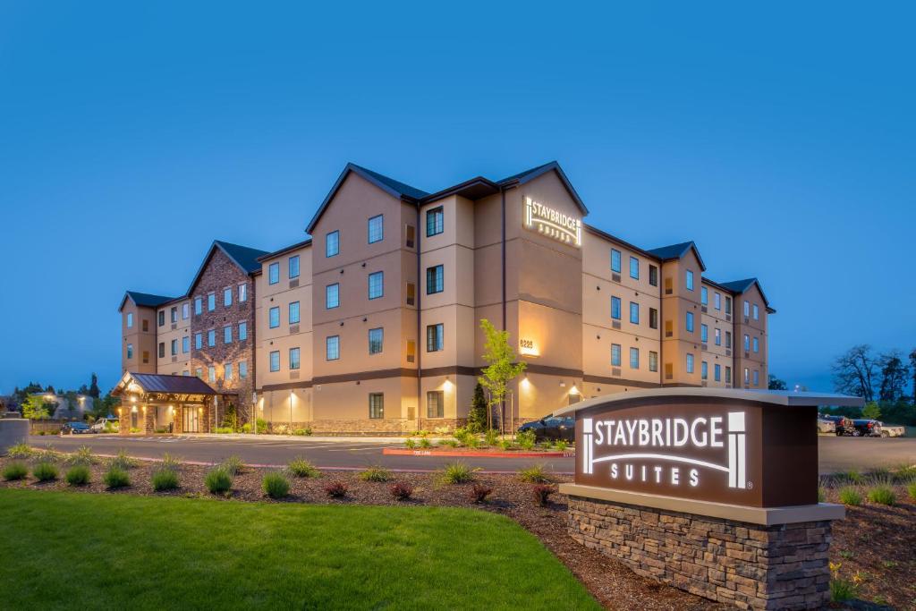 un hotel con un cartel frente a un edificio en Staybridge Suites - Hillsboro North, an IHG Hotel en Hillsboro