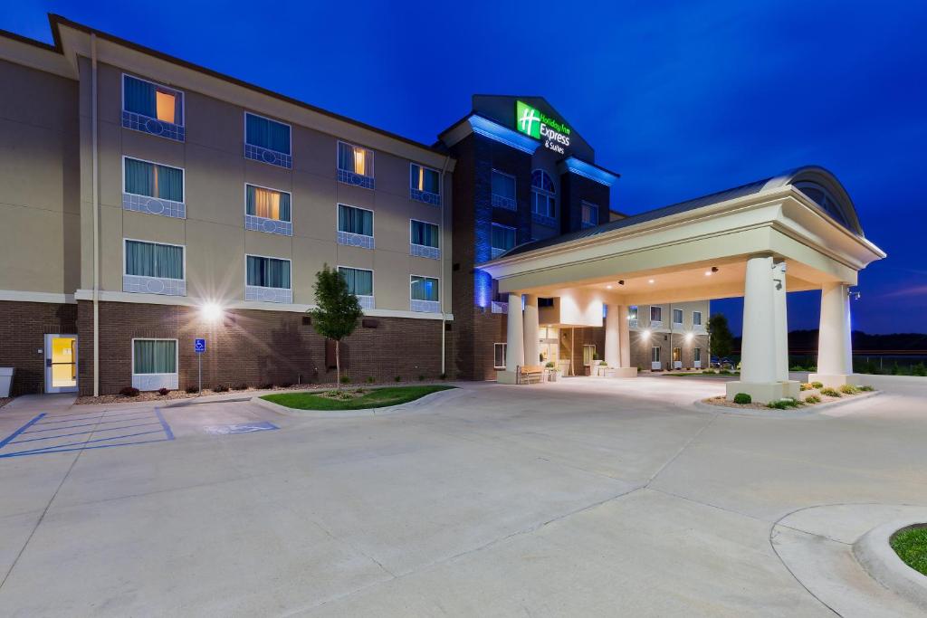 um exterior de hotel à noite com estacionamento em Holiday Inn Express Hotel & Suites Salina, an IHG Hotel em Salina