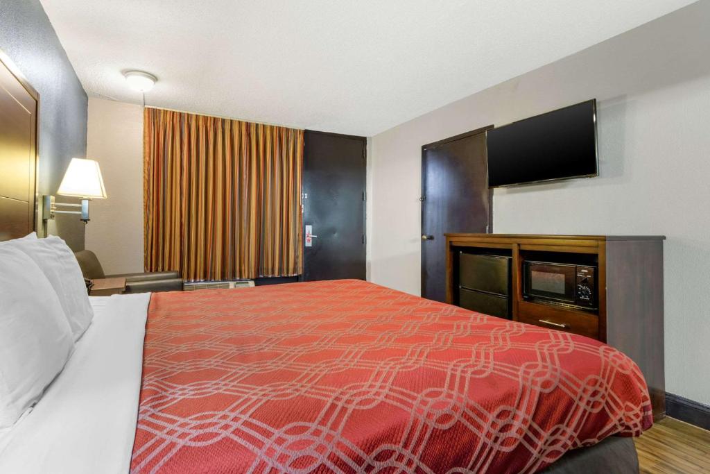 Postel nebo postele na pokoji v ubytování Econo Lodge