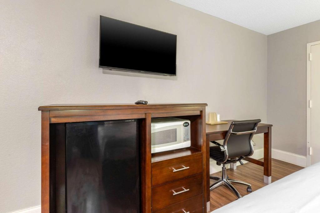 TV a/nebo společenská místnost v ubytování Econo Lodge