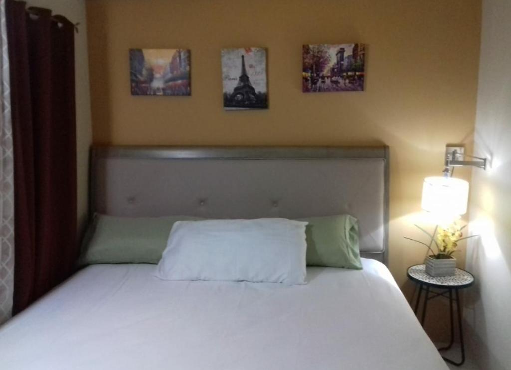 Postel nebo postele na pokoji v ubytování Merrivale Suite