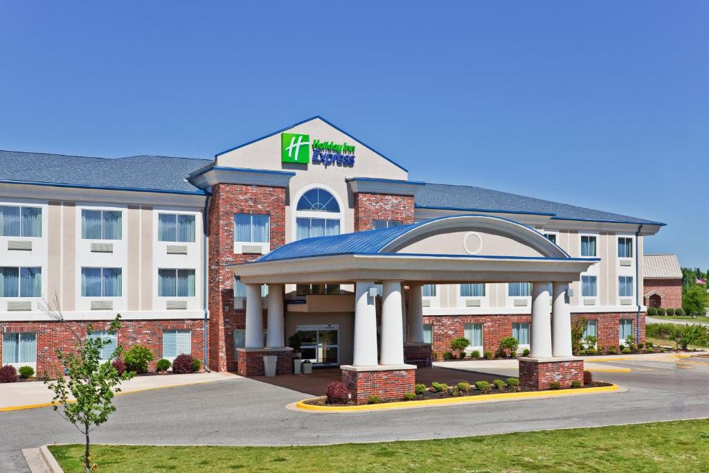 a hotel with a gazebo in front of it at Holiday Inn Express Hotel & Suites Paragould, an IHG Hotel in Paragould