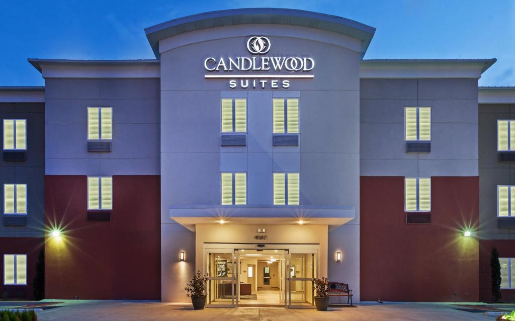una representación de la parte delantera de un edificio con un concesionario de automóviles en Candlewood Suites San Angelo, an IHG Hotel, en San Angelo