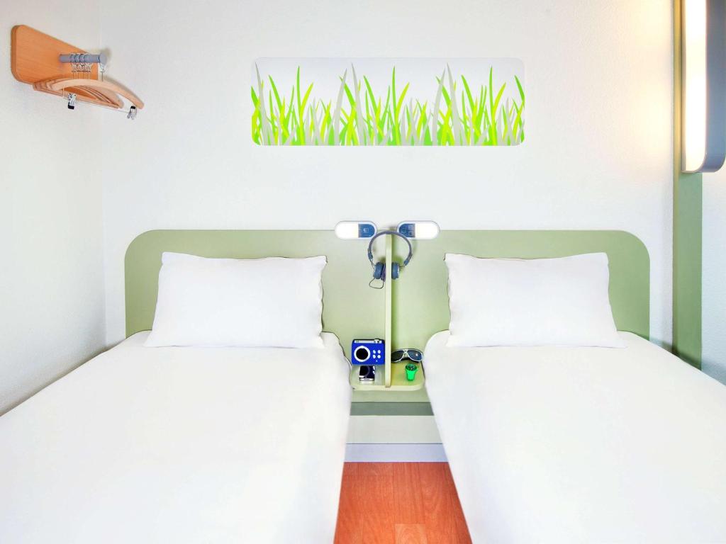 Postel nebo postele na pokoji v ubytování ibis budget Augsburg Gersthofen