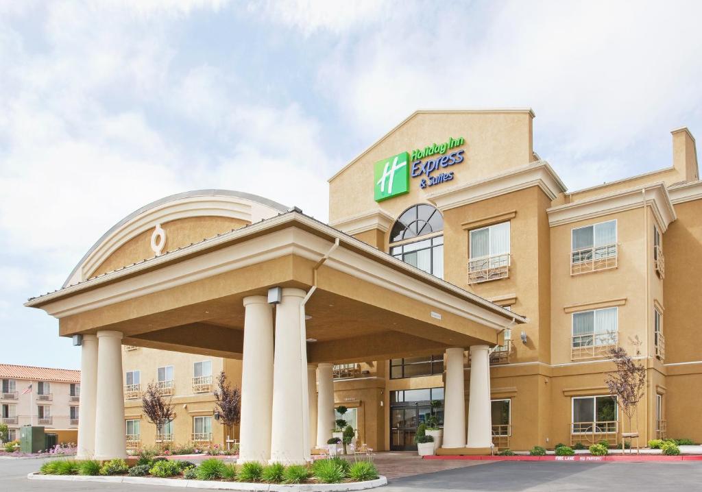 um edifício de hotel com um sinal cruzado de reis em Holiday Inn Express & Suites Salinas, an IHG Hotel em Salinas