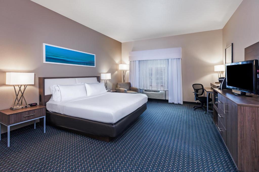 TV a/nebo společenská místnost v ubytování Holiday Inn Express & Suites - Pharr by IHG