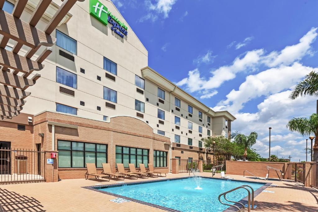 Bazén v ubytování Holiday Inn Express & Suites - Pharr by IHG nebo v jeho okolí