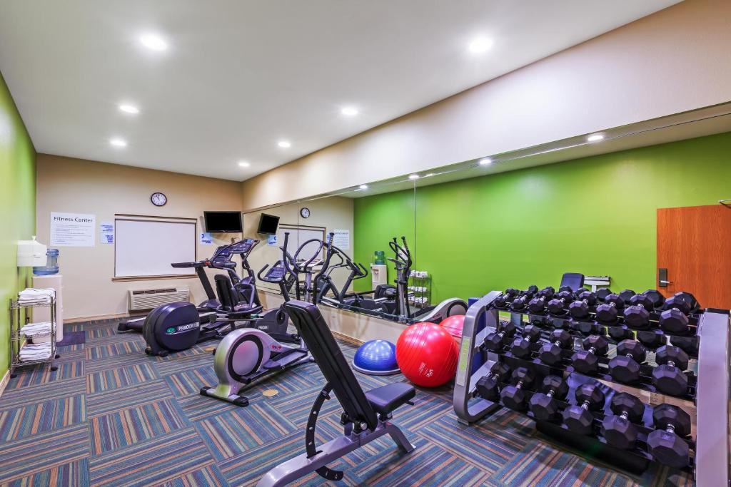 Fitness centrum a/nebo fitness zařízení v ubytování Holiday Inn Express & Suites - Pharr by IHG