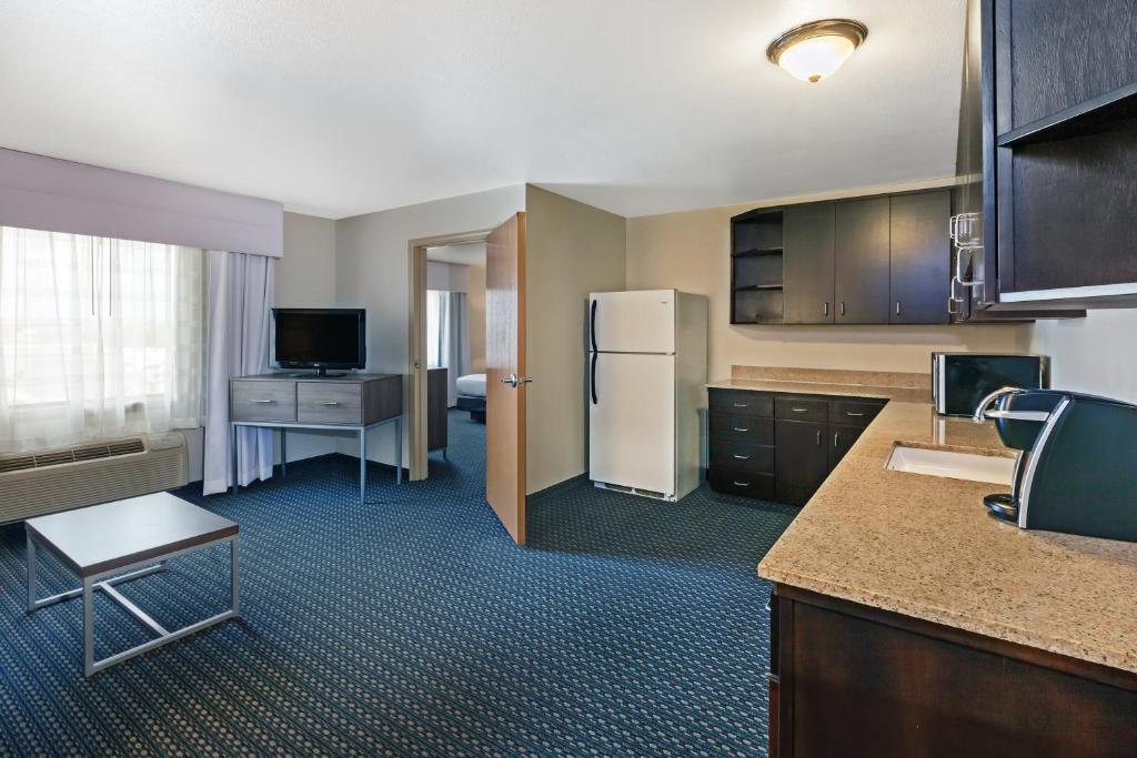 Kuchyň nebo kuchyňský kout v ubytování Holiday Inn Express & Suites - Pharr by IHG