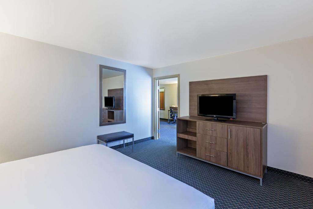TV a/nebo společenská místnost v ubytování Holiday Inn Express & Suites - Pharr by IHG
