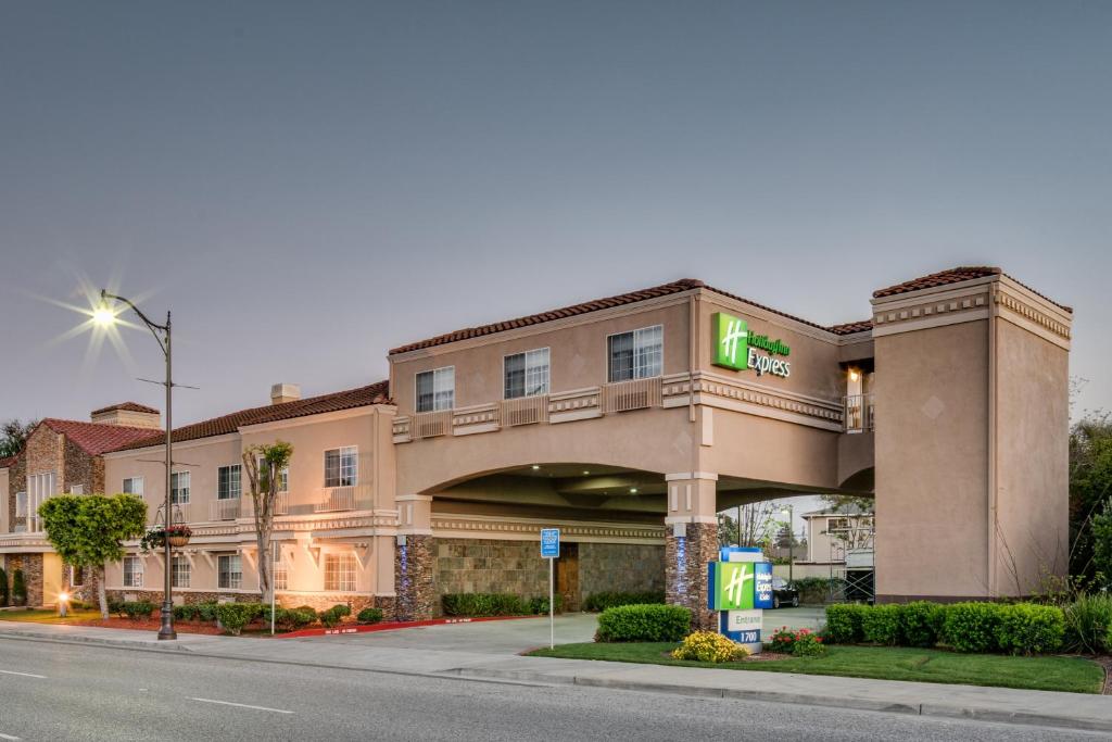 een hotel met een gebouw met een tankstation bij Holiday Inn Express & Suites Santa Clara, an IHG Hotel in Santa Clara