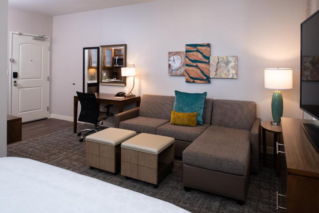 Postel nebo postele na pokoji v ubytování Staybridge Suites - St George by IHG