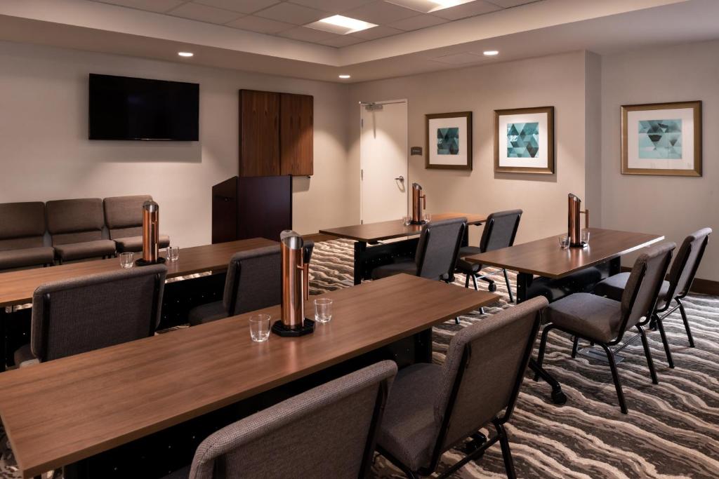 TV a/nebo společenská místnost v ubytování Staybridge Suites - St George by IHG