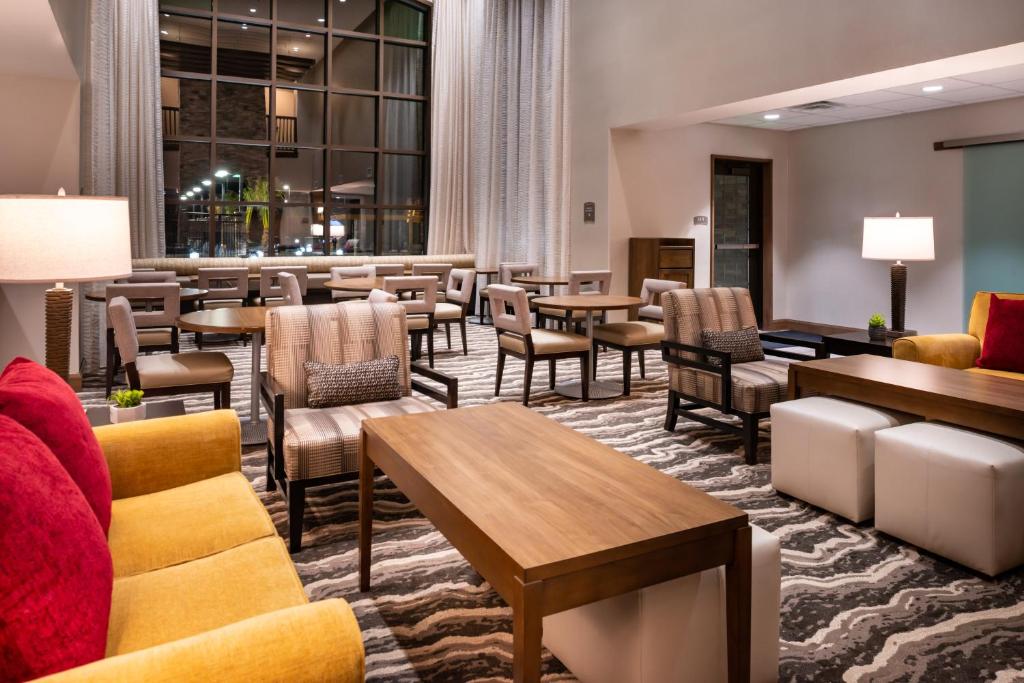 Posezení v ubytování Staybridge Suites - St George by IHG
