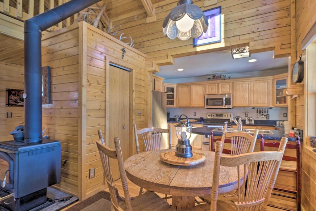 Kuchyň nebo kuchyňský kout v ubytování Log Cabin with Mountain Views about 30 Mi to Pikes Peak!