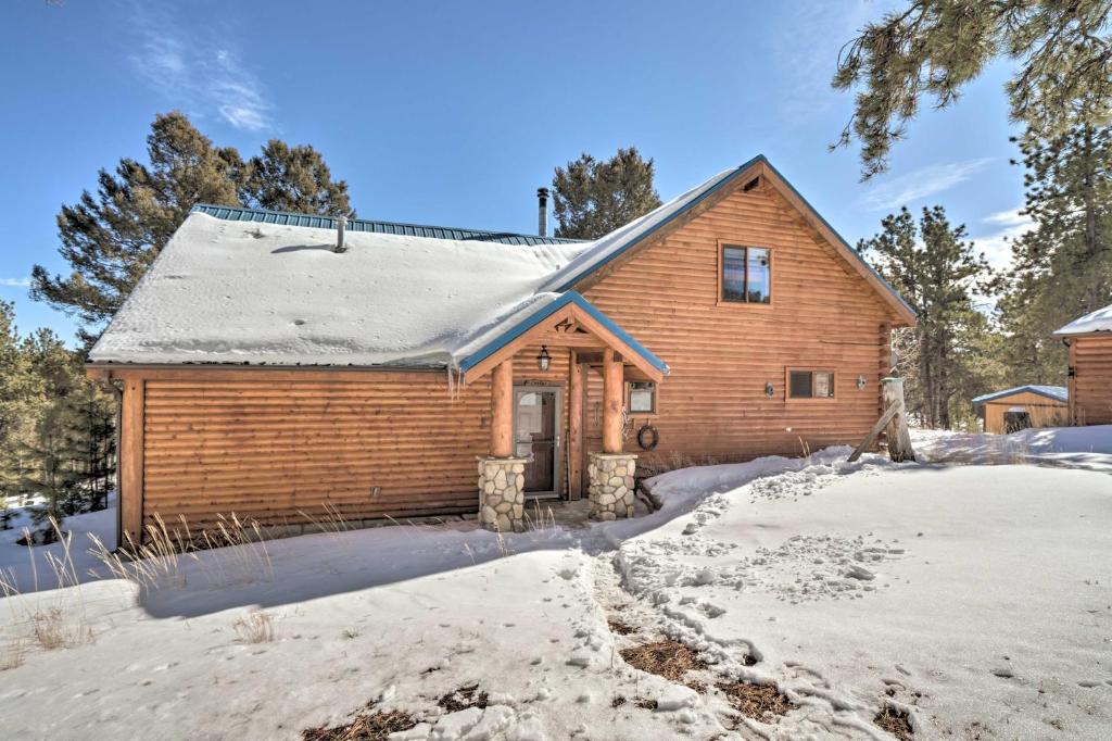 Log Cabin with Mountain Views about 30 Mi to Pikes Peak! v zimě