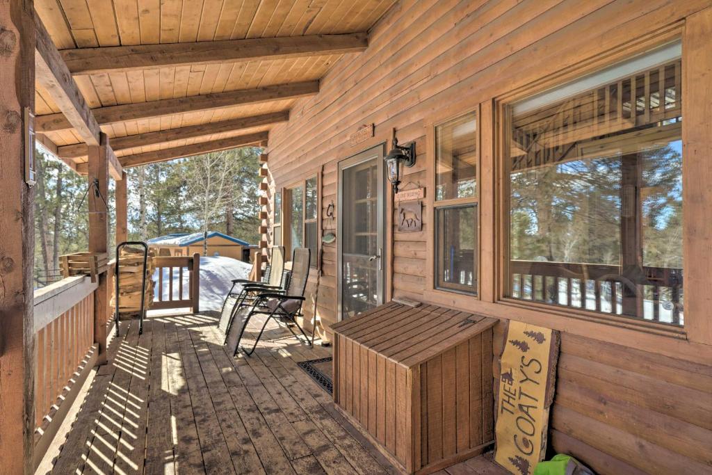 Balkón nebo terasa v ubytování Log Cabin with Mountain Views about 30 Mi to Pikes Peak!