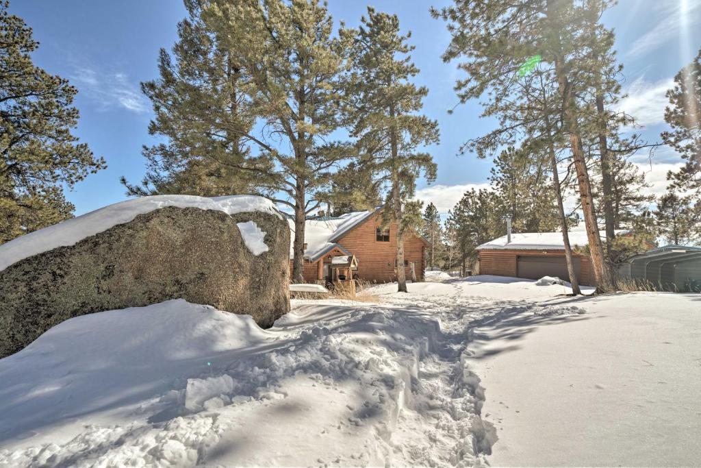 Log Cabin with Mountain Views about 30 Mi to Pikes Peak! v zimě