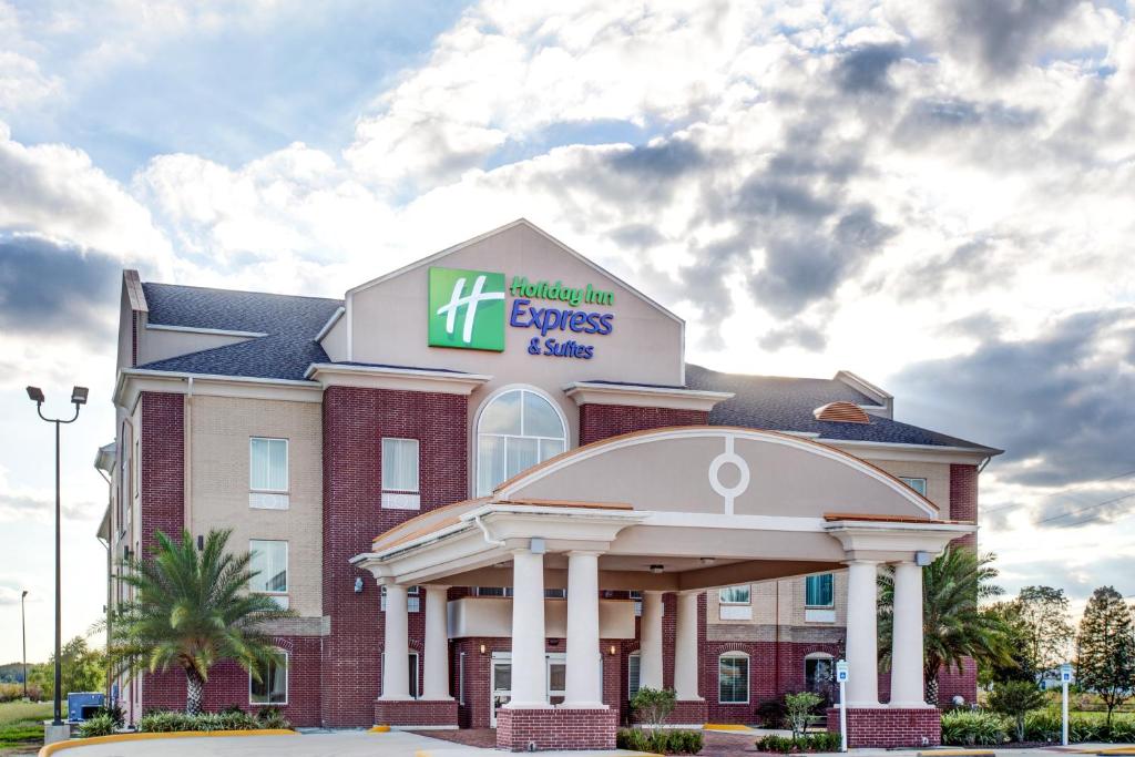 a front view of a hotel in express lanes at Holiday Inn Express & Suites Raceland - Highway 90, an IHG Hotel in Raceland