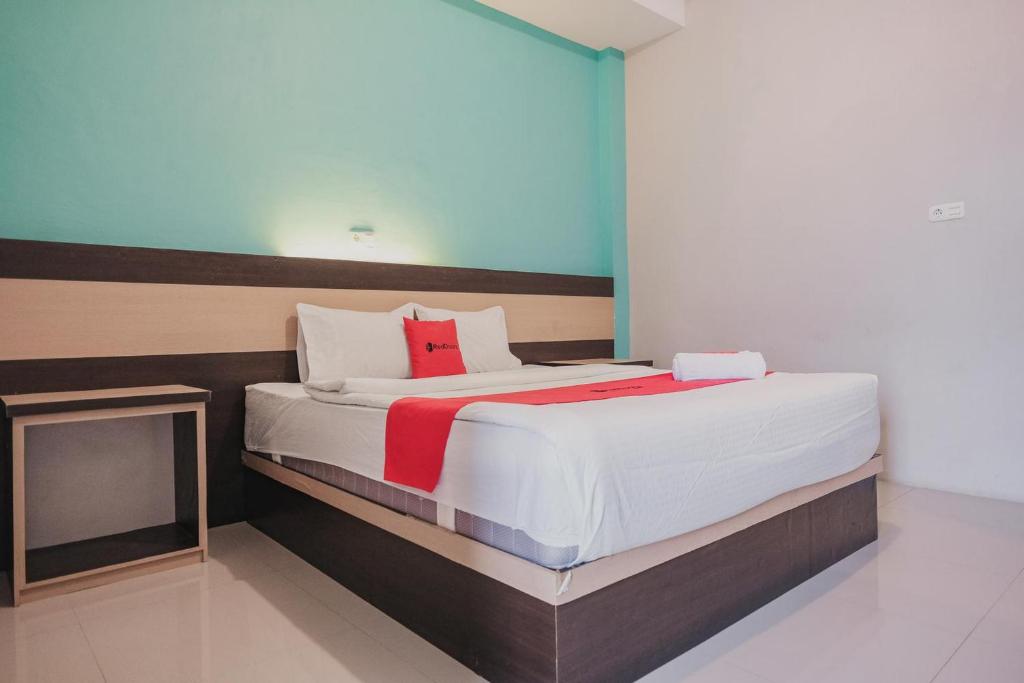 Postel nebo postele na pokoji v ubytování RedDoorz Syariah at Hotel Grand Mentari