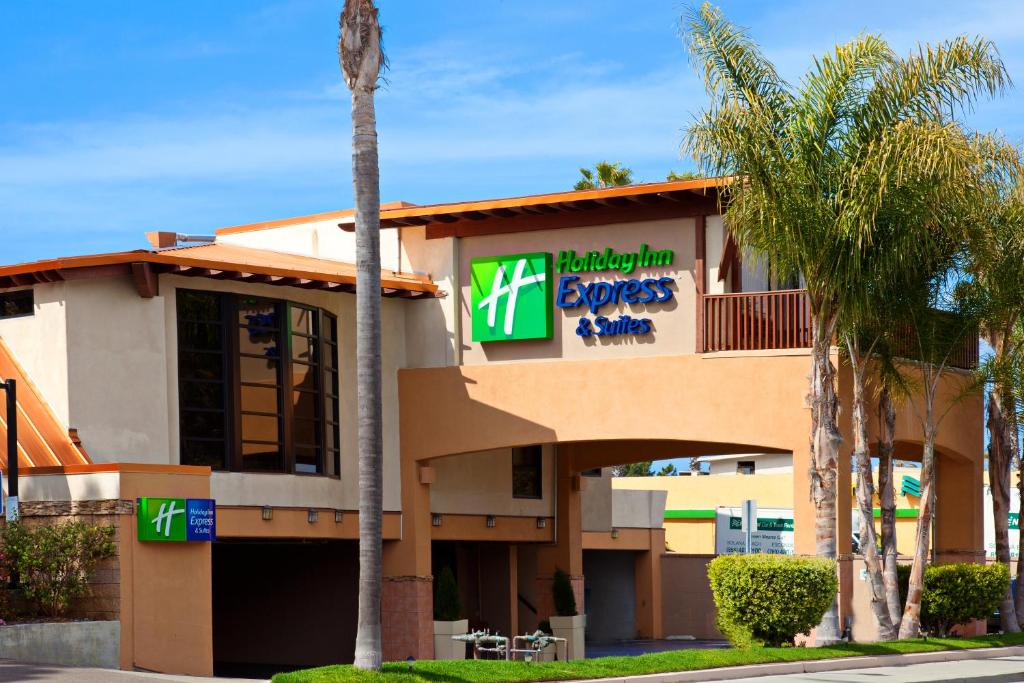 una vista frontale di un hotel con palme di Holiday Inn Express Hotel & Suites Solana Beach-Del Mar, an IHG Hotel a Solana Beach