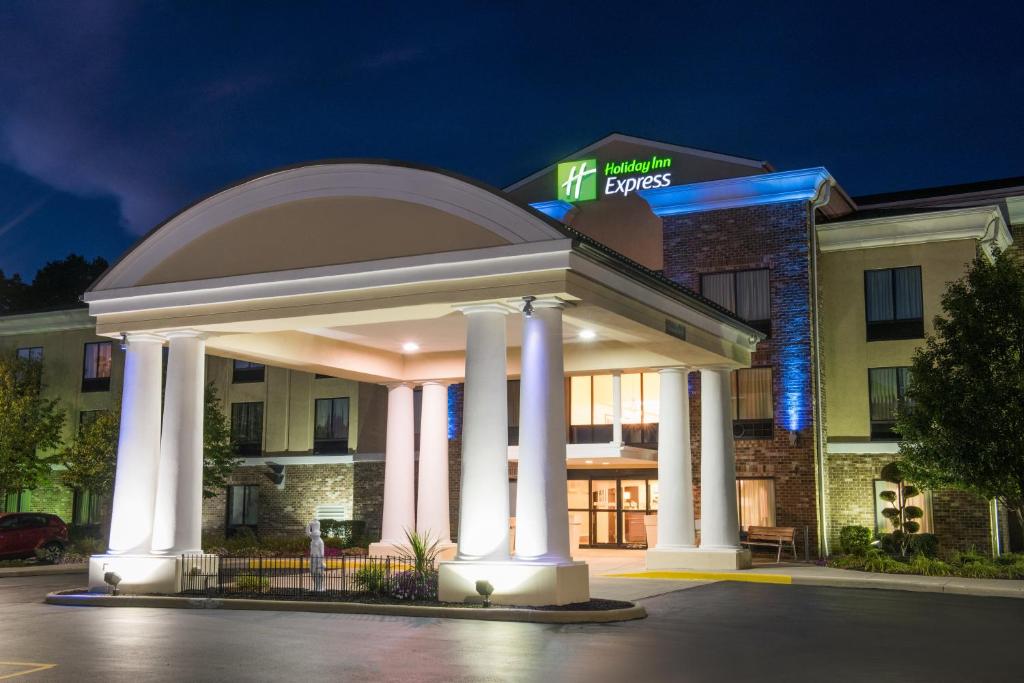 um gazebo em frente a um hotel à noite em Holiday Inn Express & Suites - Sharon-Hermitage, an IHG Hotel em West Middlesex