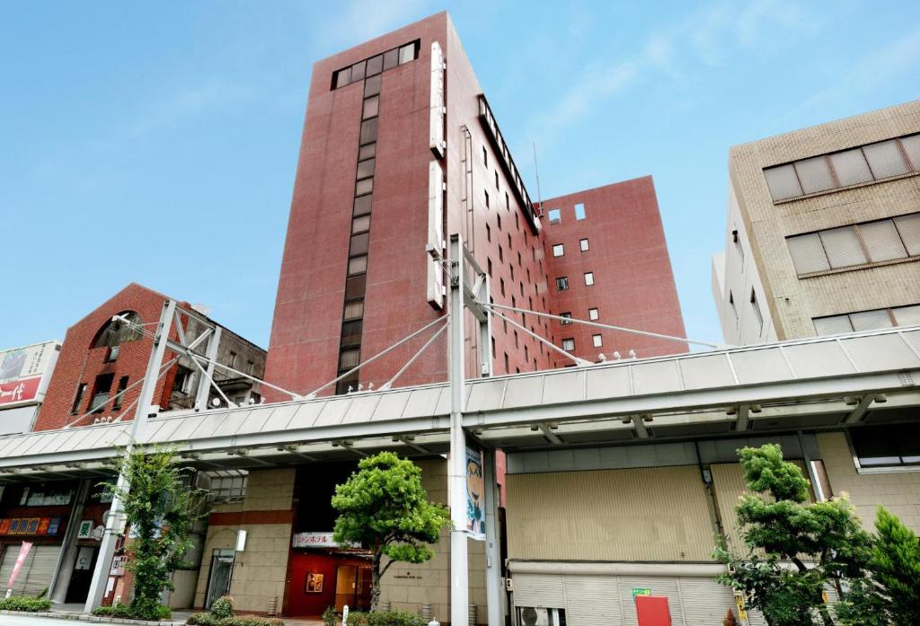 um alto edifício de tijolos vermelhos em uma cidade em Gifu Washington Hotel Plaza em Gifu