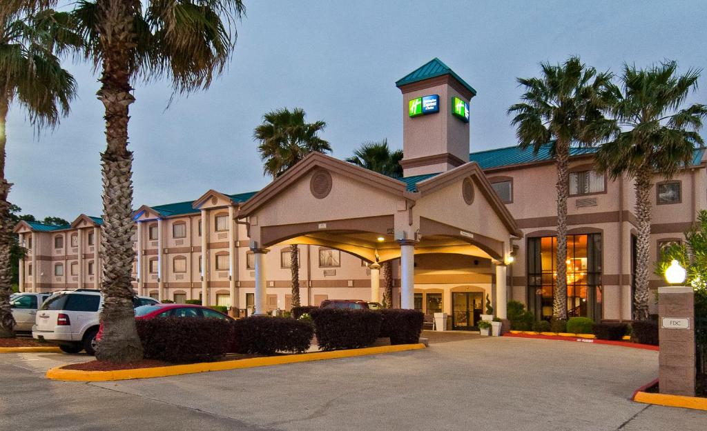 um grande edifício com uma torre de relógio com palmeiras em Holiday Inn Express Hotel and Suites Lake Charles, an IHG Hotel em Lake Charles