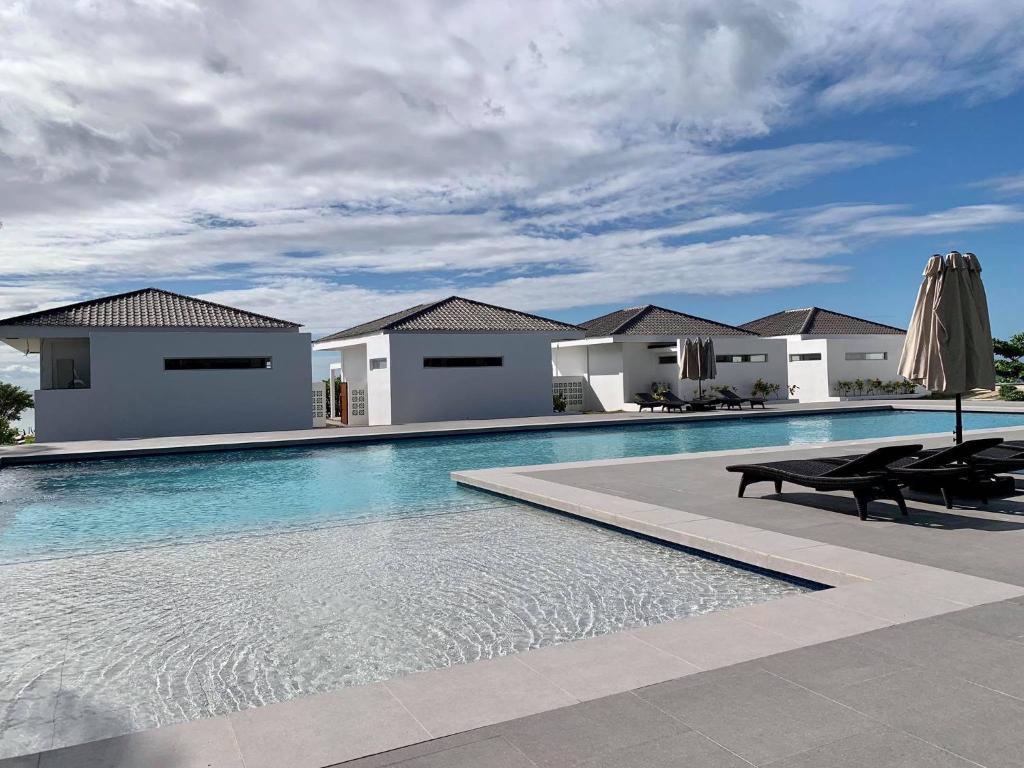 Bazén v ubytování Cebu R Resort Tabuelan nebo v jeho okolí