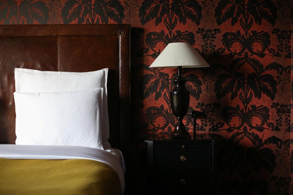 Postel nebo postele na pokoji v ubytování Rooms Hotel Tbilisi
