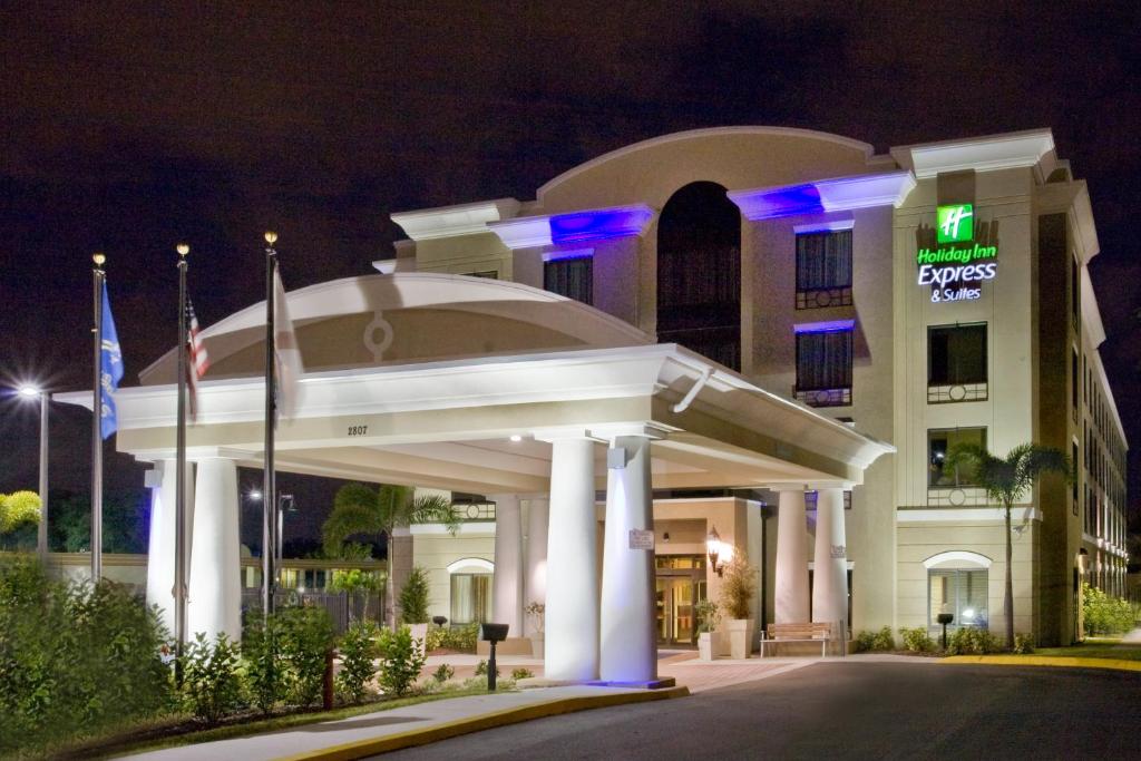 Holiday Inn Express Hotel & Suites Tampa-USF-Busch Gardens, an IHG Hotel - Housity