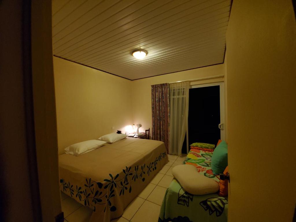 Private Room in our Home Stay by Kohutahia Lodge, 7 min by car to airport and town - photo 6 - Tahiti, Polynésie
